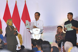 Jokowi Serahkan 3.000 Sertifikat Hak Atas Tanah di Kabupaten Bandung