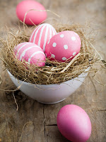 Великденски яйца в розово на точки и чертички