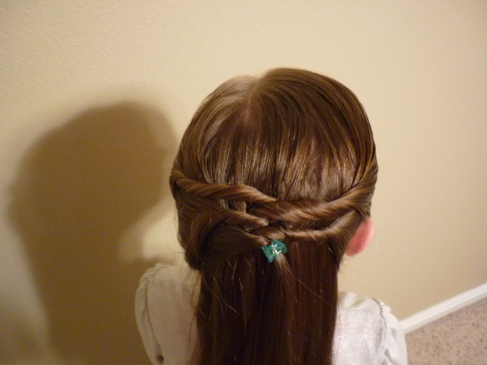 A Quick And Easy Twisty Hairdo - Hairstyles For Girls 