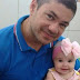 CAMPANHA DE SOLIDARIEDADE RIFARÁ FESTA PARA AJUDAR FILHA DE POLICIAL ASSASSINADO. APÓS A MORTE DO CABO ARLINDO, PROVEDOR DA FAMÍLIA, UM GRUPO DE AMIGOS DECIDIU SE MOBILIZAR PARA AJUDAR MÃE E FILHA. ANA SARA GURGEL VIEIRA TEM APENAS UM ANO E TRÊS MESES DE IDADE. O POUCO TEMPO DE VIDA NÃO É CAPAZ DE DAR CONTA DO DESAFIOS QUE A BEBÊ JÁ ENFRENTA: NA SEXTA-FEIRA (27), ELA PERDEU O PAI, O POLICIAL MILITAR ARLINDO DA SILVA VIEIRA FILHO, MORTO AO TENTAR IMPEDIR UM ASSALTO EM UMA PADARIA. SARA TAMBÉM É UMA CRIANÇA DIAGNOSTICADA COM ALERGIA À PROTEÍNA DO LEITE DA VACA, A APLV, O QUE REQUER CUIDADOS RIGOROSOS COM ALIMENTAÇÃO E OUTROS PRODUTOS UTILIZADOS PELA CRIANÇA E PELA MÃE, INGRID GURGEL.