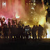 Βελιγράδι: Εθνικιστές και χούλιγκαν συγκρούστηκαν άγρια με την αστυνομία έξω από τη βουλή 