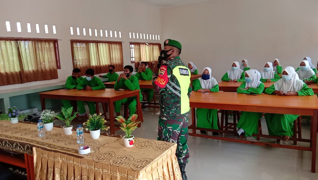 Babinsa Edi Sufriyadi Sosialisasikan Geopark Natuna Kepada Siswa SMA Negeri I Bunguran Tengah