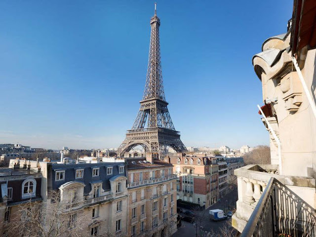 Picture of the Eiffel Tower as seen from the balcony