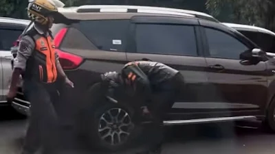 Dishub Jakpus Tindak Parkir Liar di Monas Patok Tarif Rp30 Ribu, Ban Mobil Pengunjung Digembosi