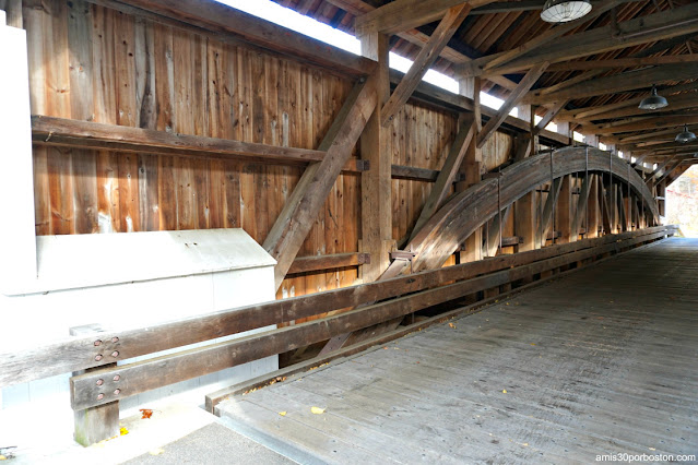 Interior del Puente Cubierto Arthur A Smith Covered Bridge