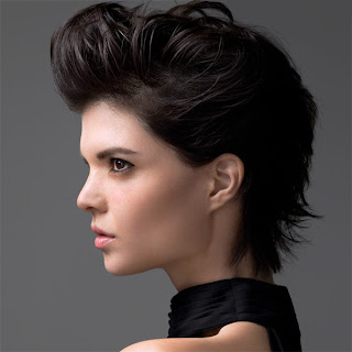 coupe de cheveux excentrique pour femme