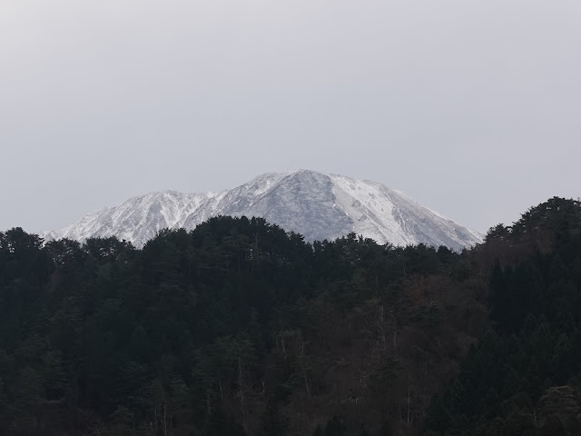鳥取県西伯郡大山町赤松集落の農道から大山が見えます
