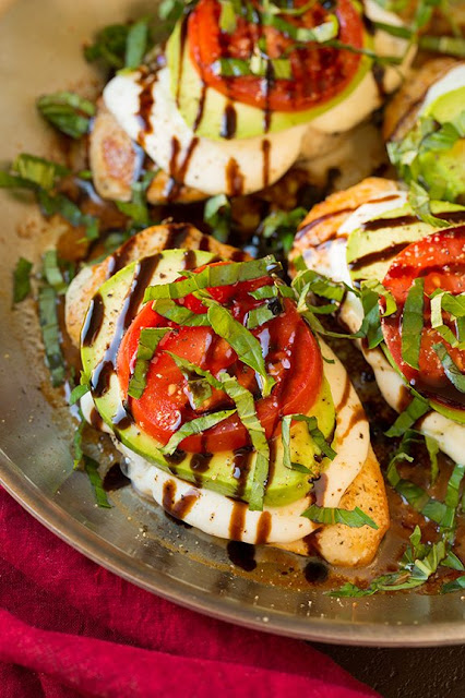 Avocado Caprese Skillet Chicken Recipes #Chicken #Dinner