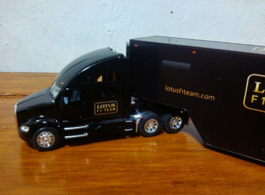 miniatur truk box LOTUS