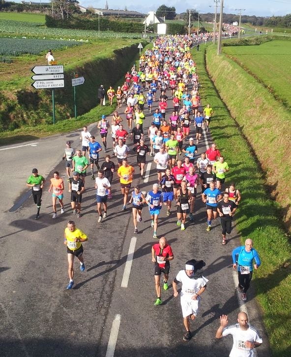 http://www.letelegramme.fr/course-sur-route/saint-pol-morlaix-en-images-7-600-coureurs-attendus-02-11-2014-10408917.php