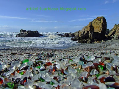 Pantai unik dan cantik penuh pecahan kaca