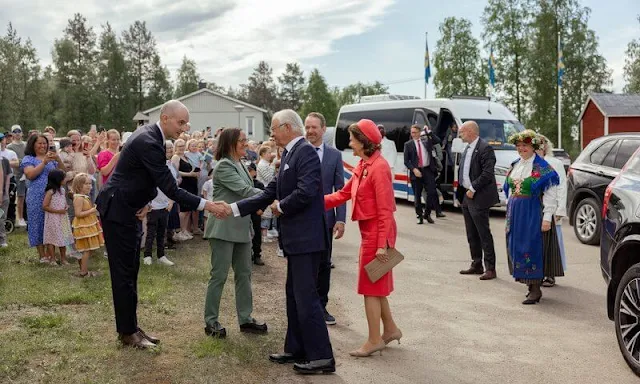 Queen Silvia wore a red fuchsia jacket and skirt, gold diamond brooch during visit to Kero Leather company