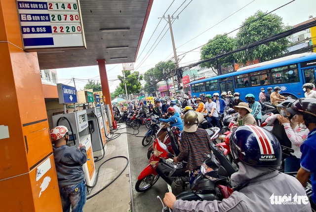 TP.HCM: Hàng loạt cây xăng chỉ bán 30.000 đồng, nhiều nơi hết xăng - Ảnh 7.