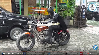 ini mungkin bakal jadi viral media sesmed sebentar lagi BIKER Berkostum BATMAN Ini..Ternyata Seorang GURU Di Banjarmasin