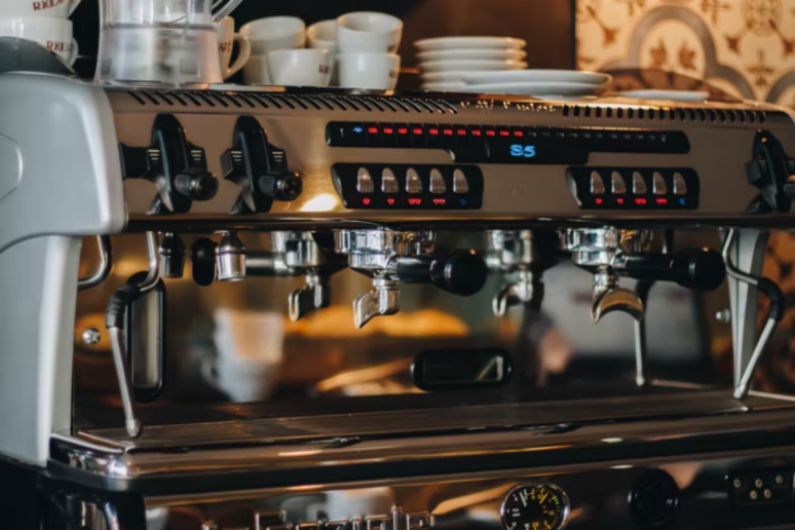 Espresso machine in the cafe How to use an espresso machine UniqueMag