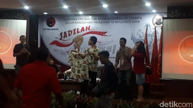 Hadiri Talkshow PDIP, Gibran Tegaskan Maju Pilkada dan Bagikan Kemeja