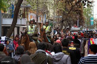 Carabineros a caballo en las calles abarrotadas de gente