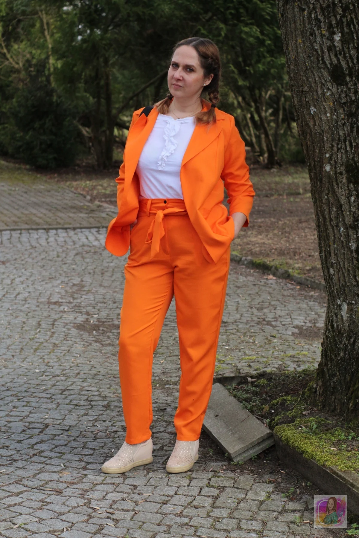 Wygodny elegancki żakiet i spodnie z talią paper bag KOSTA w kolorze pomarańczowym - Karko.pl