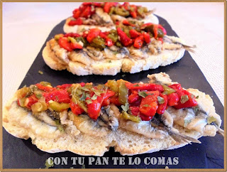 Tostas de boquerones y pimientos