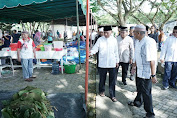 Masyarakat Asahan Penerima Qurban di lmbau Gunakan Daun Pembungkus Daging.