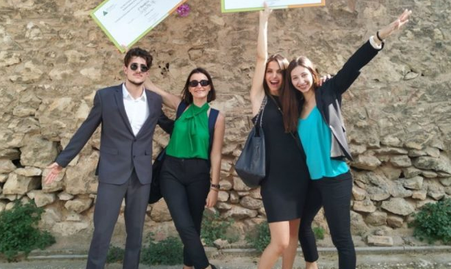  Έλληνες φοιτητές έφτιαξαν ειδικό γάντι που μεταφράζει τη νοηματική