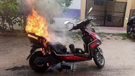 Fire Breaks Out in Okinawa Electric Scooter Moving on the Road | बमुश्किल बची चालक की जान