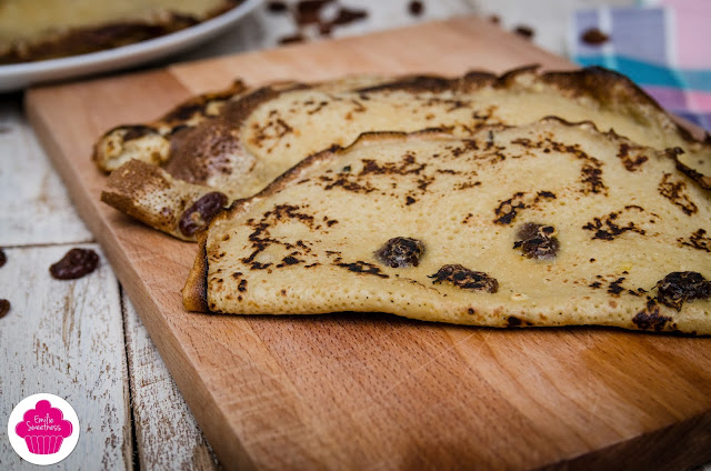 petites crêpes aux raisins secs et au lait végétal