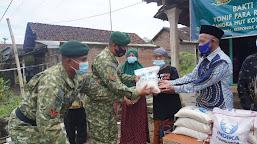   Blusukan di Desa Gading Kembar, Prajurit Kostrad Bagikan Paket Sembako di Jabung