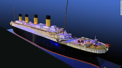 Menino autista constrói a maior réplica do Titanic com peças LEGO