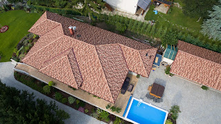 A Terrán Coppo Ferrara tetőcserép olyan varázslatos hangulatot csempész a házaidra, amit csak a mediterrán vidékek tudnak adni. Ez a tetőcserép egyedi megjelenésével, színpompás változatosságával az olasz táj szépségét hozza el hozzád, és maradandó értékeket hordoz a hangulatos stílusával.