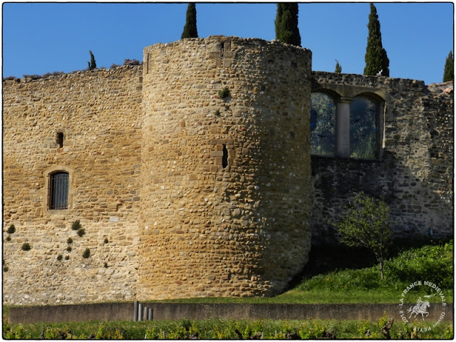 CAIRANNE (84) - Les remparts médiévaux