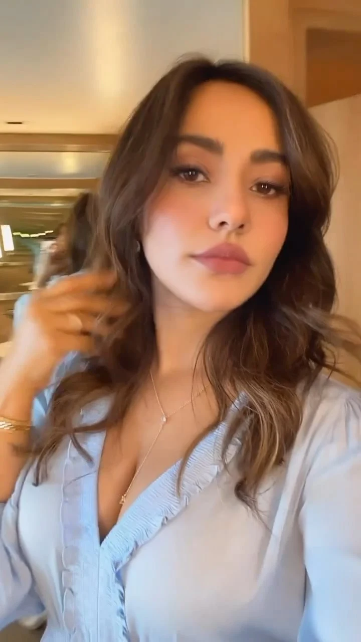 Neha Sharma cleavage hot video selfie