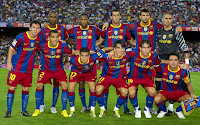 F. C. BARCELONA - Barcelona, España - Temporada 2010-11 - Abidal, Keita, Busquets, Piqué y Víctor Valdés; Leo Messi, Dani Alves, Pedro, Bojan, Maxwell y Xavi - F. C. BARCELONA 4 (Konko p.p., Leo Messi 3) SEVILLA F. C. - 21/08/2010 - Supercopa de España, partido de vuelta - Barcelona, Nou Camp - El Barcelona remonta el 3-1 de la ida y obtiene su 9º título de la Supercopa de España