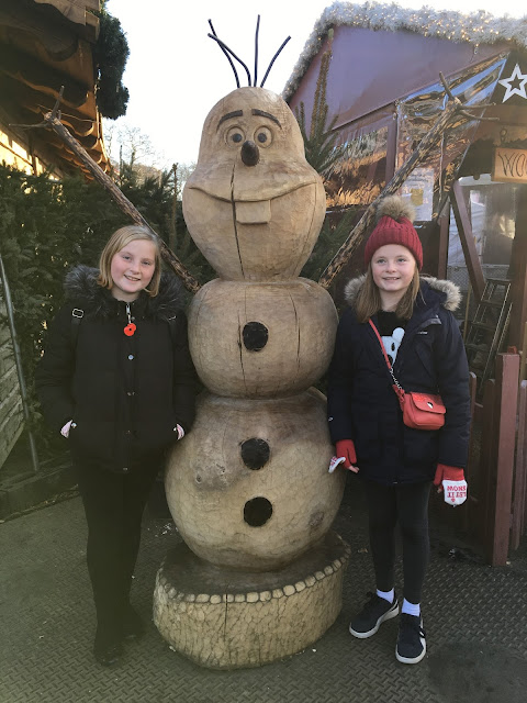 Girls with wooden carved Olaf at Winter Wonderland 2017