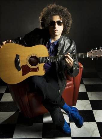 Foto de Andrés Calamaro con su guitarra