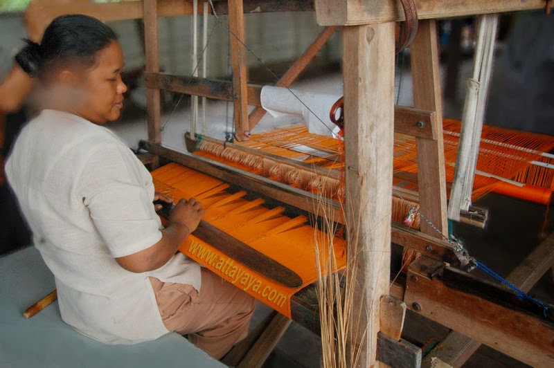 Tenun Songket Siak Riau Menyungkit Benang Menjadi Kain 