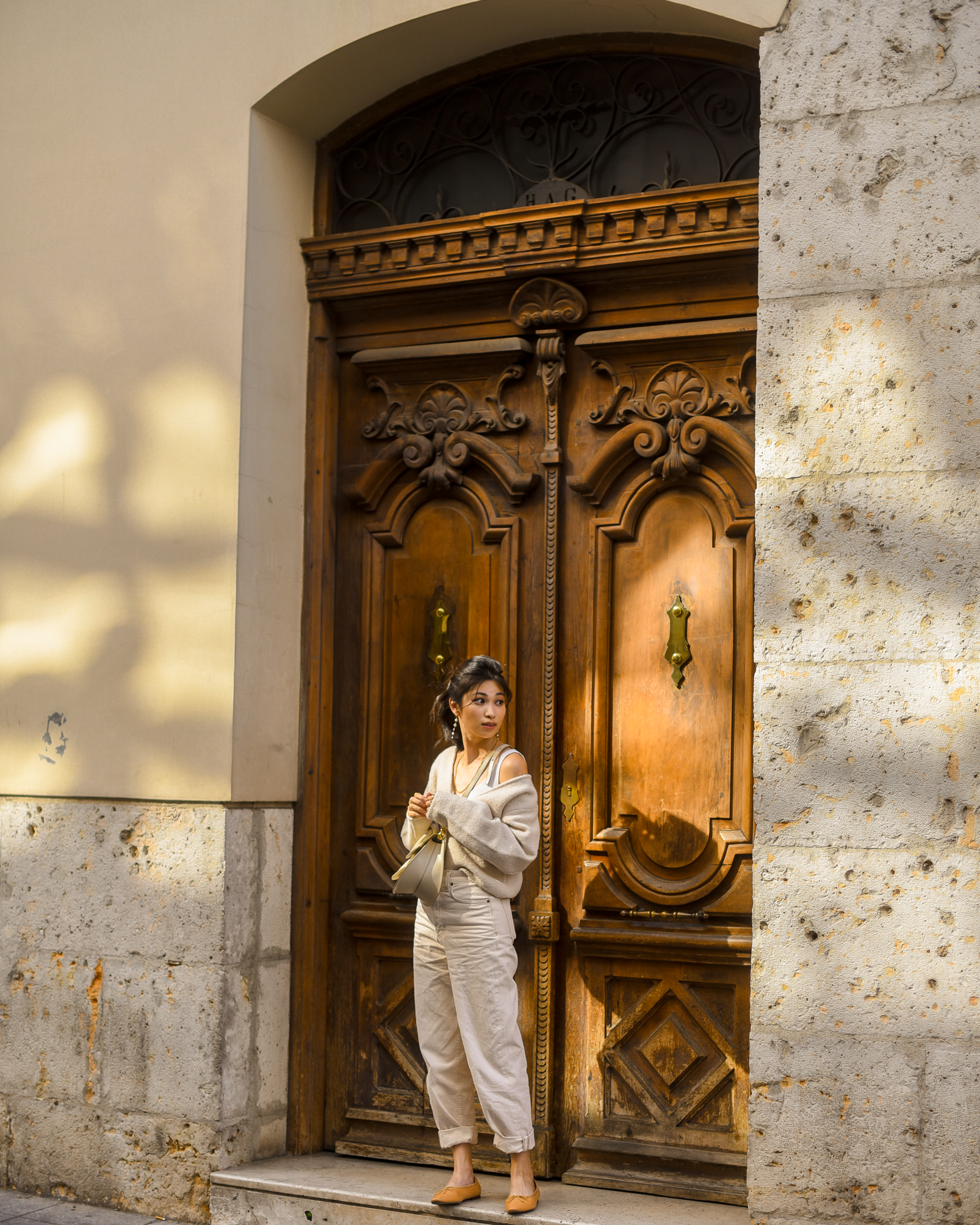 Monochromatic beige outfit idea for fall, boxy wool cardigan outfit, casual boxy cardigan style, all beige fall outfit ideas, simple fall outfit idea - FOREVERVANNY