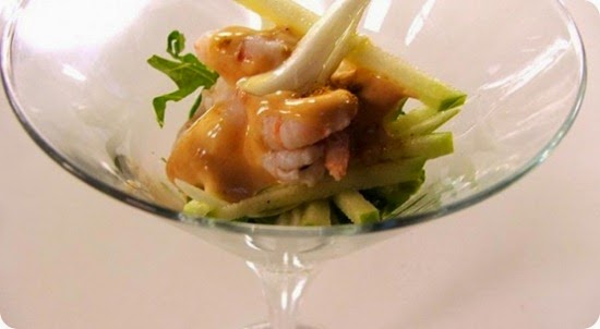 Cocktail di gamberi con mele, cipollotto, salsa rosa e curry