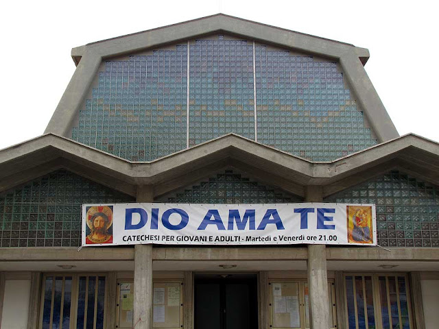 Cartello Dio ama te, chiesa di Sant'Agostino, piazza Aldo Moro, Livorno