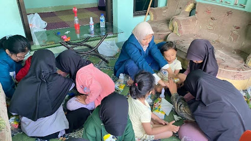 Fisika Itu Asik! Mahasiswa KKN Undip Ajak Anak-Anak Bereksperimen