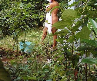 Indian Aunty Outdoor Nude Bathing Photos