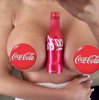 Mulheres de todo o mundo estão segurando latas de Coca Cola apenas com os seios para transmitirem uma mensagem