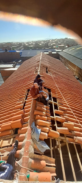 Wir führen die Reparatur des Daches der Kirche Nuestra Señora del Carmen in Villazón durch. Neu eindecken des Daches in seiner Gesamtheit mit gebogenen Keramikziegeln unter Verwendung von alten und neuen Ziegeln, Sicherung mit verzinktem Draht, um Bruch zu verhindern. Durch Beschädigung des Daches durch Wind, in der Regenzeit erleidet die Hauptkirche von Villazón Wasserschäden. Das hat teilweise schon das Innere beschädigt durch sich verschlechternde Wände und Putze.