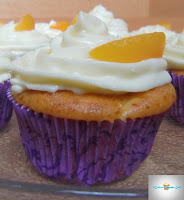 http://cecilecupcakecafe.blogspot.de/2013/10/pfirsich-aprikosen-cupcakes-mit-weiem.html