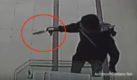 Hombre con arma en iglesia