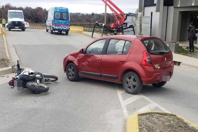 Choque en Ushuaia, con una motociclista lesionada