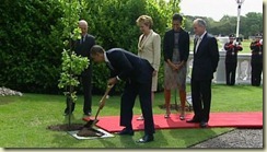 Obama plantando un roble