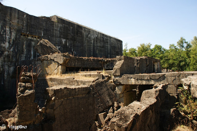 Il lato del Blockhaus d'Eperlecques colpito dalle bombe