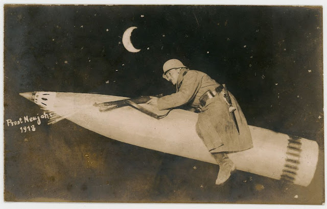 Divertidas fotografías de soldados de la Primera Guerra Mundial posando en montajes fotográficos