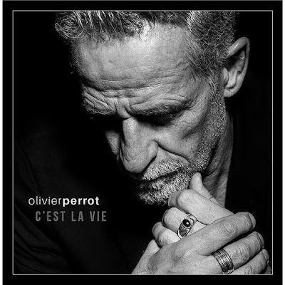 Oliver Perrot, une voix à contre courant des auto-tune mainstream qui font la gloire des vendeurs de soupe.